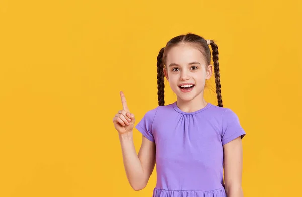 Vrolijk Gelukkig Kind Schoolmeisje Casual Kleding Glimlachen Kijken Naar Camera — Stockfoto