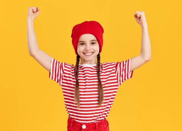 Kırmızı Şapkalı Çizgili Tişörtlü Mutlu Yeniyetme Kız Parlak Sarı Arka — Stok fotoğraf