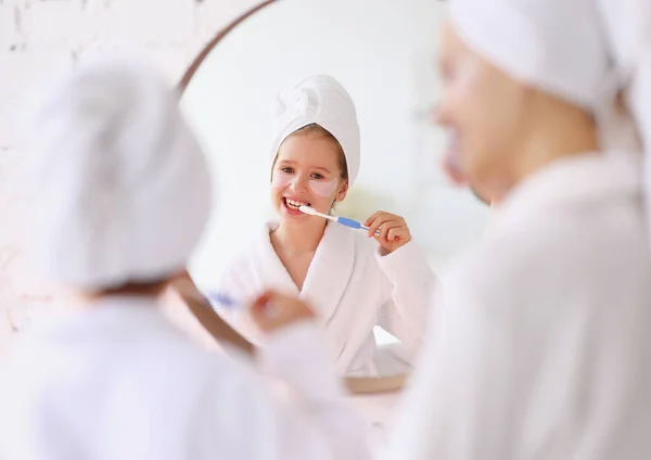 Zufriedenes Mädchen Weißen Bademantel Und Handtuch Turban Mit Kosmetischen Flecken — Stockfoto