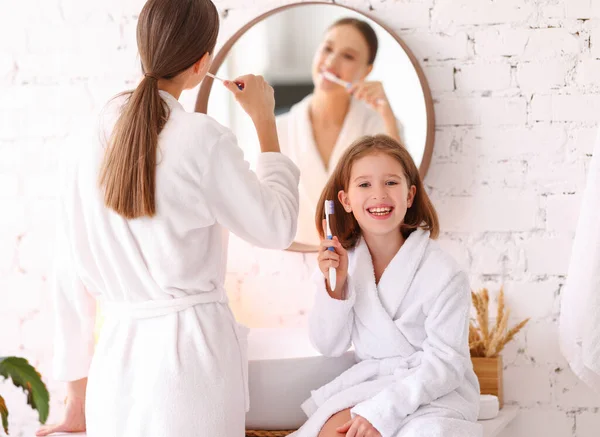 Mujer Joven Feliz Con Hija Pequeña Batas Blancas Cepillándose Los — Foto de Stock