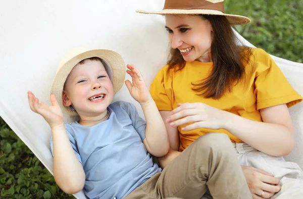 Mutlu Aile Anne Çocuğu Doğadaki Bir Yaz Bahçesinde Hamakta Dinlenirken — Stok fotoğraf