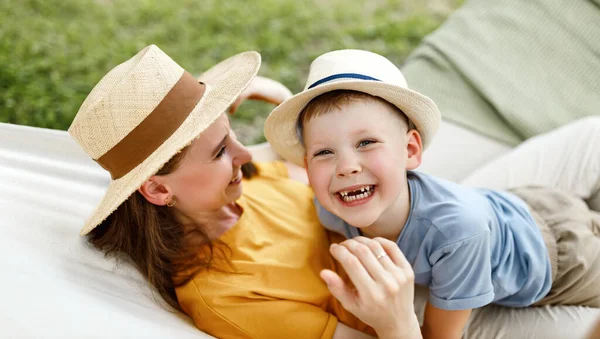 Gelukkig Familie Moeder Kind Zoon Lachen Spelen Samen Terwijl Ontspannen — Stockfoto