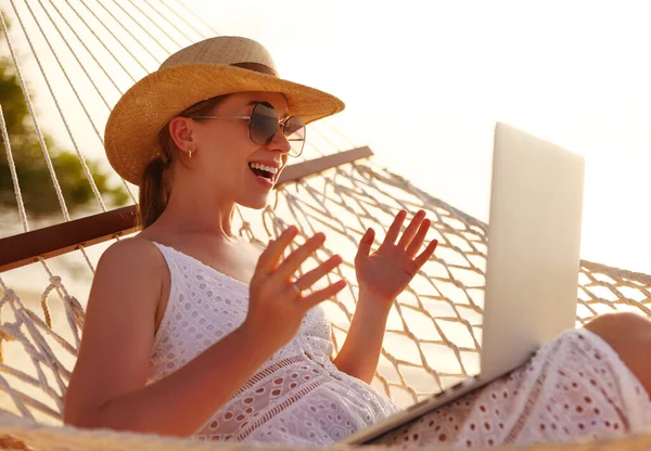 Çevrimiçi Konuşma Hasır Şapka Takan Gülümseyen Genç Mutlu Bir Kadın — Stok fotoğraf