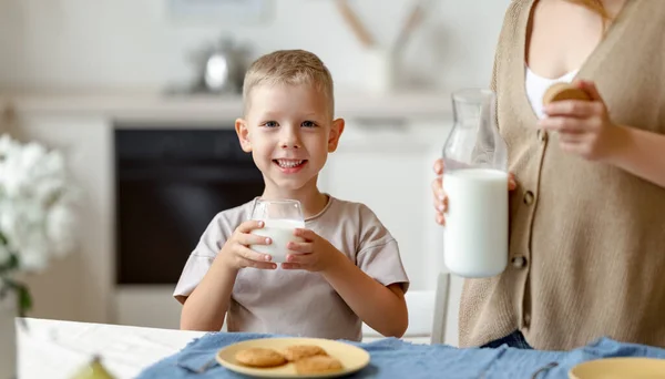 Niño Alegre Con Vaso Leche Fresca Sonríe Cámara Durante Desayuno —  Fotos de Stock