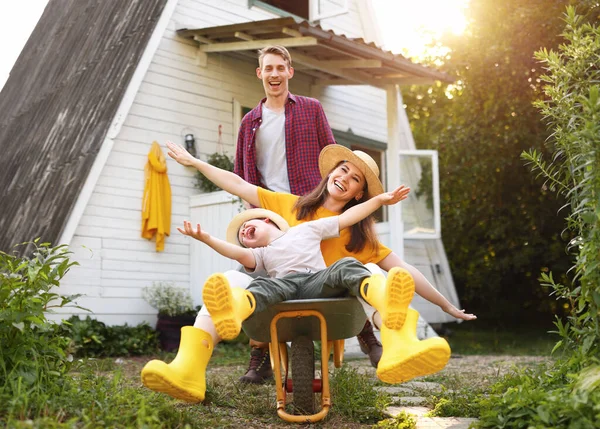 Gelukkig Moeder Zoon Met Uitgestrekte Armen Glimlachen Rijden Kruiwagen Buurt — Stockfoto