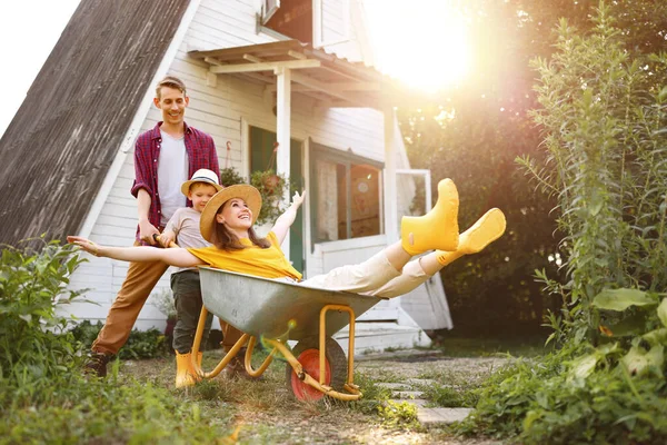 Glückliche Mutter Und Sohn Mit Ausgestreckten Armen Lächelnd Und Schubkarrenfahren — Stockfoto