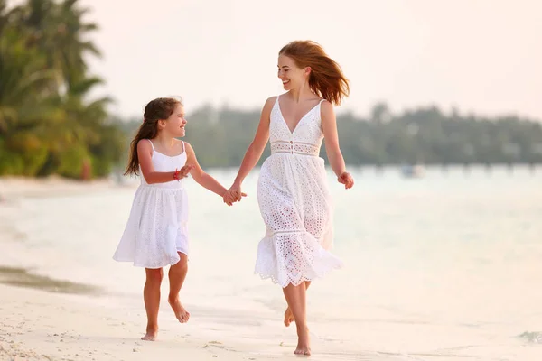 Mujer Chica Familia Optimista Vestidos Blancos Tomados Mano Mirándose Con —  Fotos de Stock