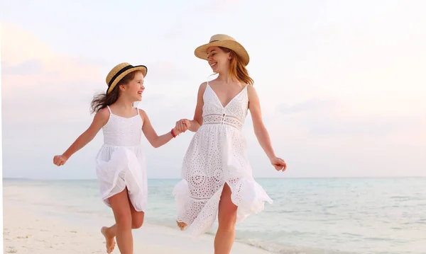 Familia Optimista Mujer Niña Vestidos Blancos Tomados Mano Mirándose Con —  Fotos de Stock