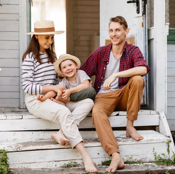 Full Body Blootsvoets Ouders Zoon Glimlachend Terwijl Zitten Verweerde Veranda — Stockfoto