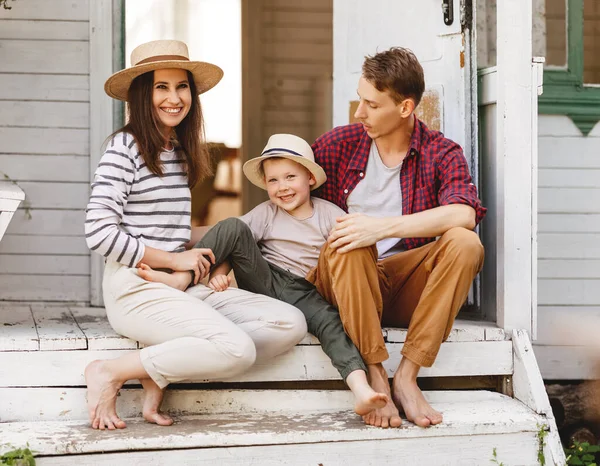 Full Body Barefoot Parents Son Smiling While Sitting Weathered Porch — Stock Photo, Image
