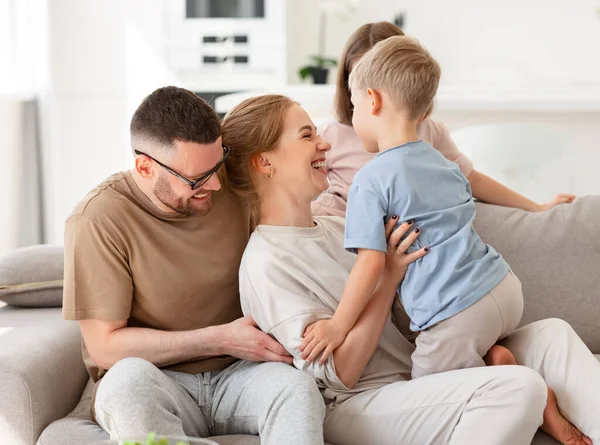 Família Feliz Pais Jovens Com Duas Crianças Animadas Bonito Filho — Fotografia de Stock