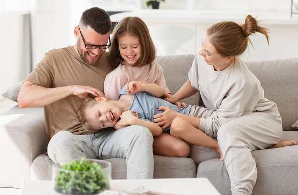 Familia Feliz Padres Jóvenes Con Dos Lindos Hijos Emocionados Hijo —  Fotos de Stock