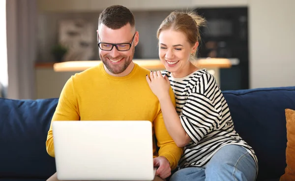 Young Happy Family Husband Wife Using Laptop Surfing Internet Doing — Stock Photo, Image