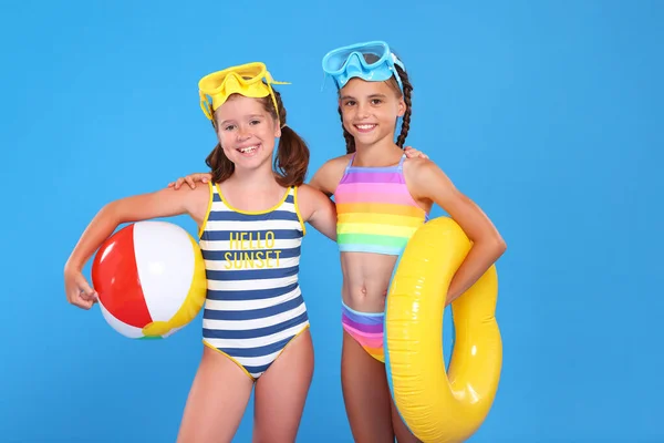 Två Små Flickor Bästa Vänner Badkläder Baddräkter Poserar Med Gummiring — Stockfoto