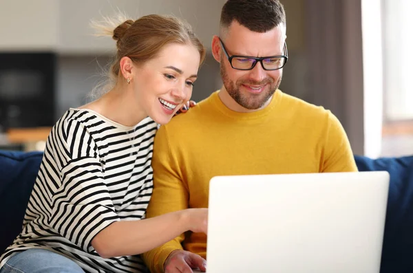 Young Happy Family Husband Wife Using Laptop Surfing Internet Doing — Stock Photo, Image