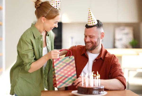 Junge Positive Frau Macht Überraschung Für Ehemann Aufgeregter Mann Hält — Stockfoto