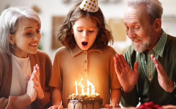 할머니와 할아버지가 손녀를 축하하는 생일을 조부모가 박수를 아이들 케이크에 촛불을 — 스톡 사진
