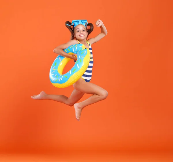 Pequeña Chica Feliz Divertida Traje Baño Gafas Cabeza Saltando Aire — Foto de Stock