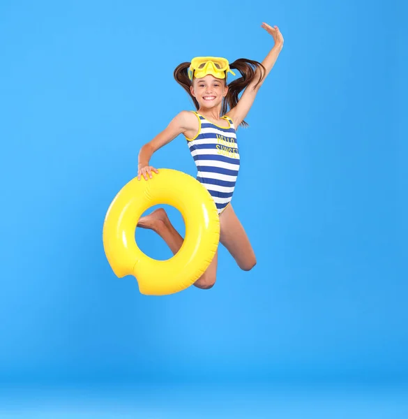 Pequeña Chica Feliz Divertida Traje Baño Gafas Cabeza Saltando Aire — Foto de Stock