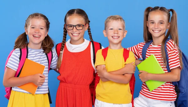 Wracać Szkoły Szczęśliwe Dzieci Kolegów Dziewcząt Chłopców Stojących Plecakami Zeszytów — Zdjęcie stockowe