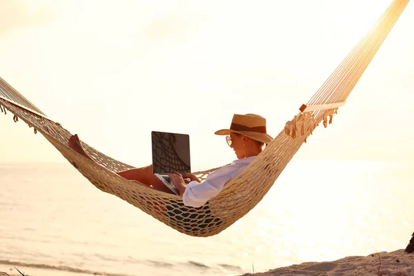 Ung Kvinna Framgångsrik Kvinnlig Frilansare Använder Laptop Medan Ligger Hängmatta — Stockfoto