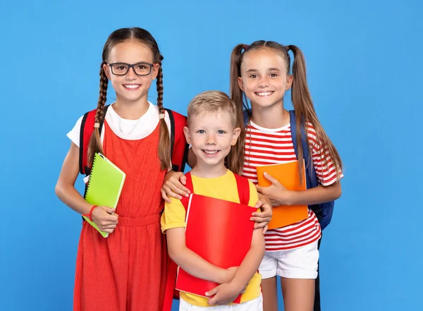 Vuelta Escuela Niños Felices Compañeros Clase Niñas Niños Pie Con — Foto de Stock