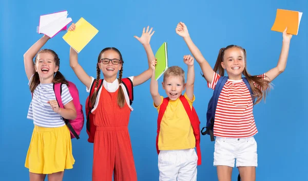 Divertidos Compañeros Clase Con Mochilas Saltando Sobre Fondo Azul Felicidad —  Fotos de Stock