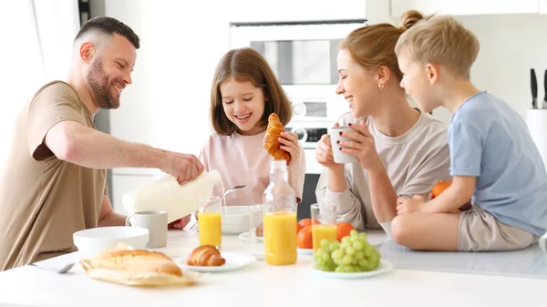 Young Happy Family Two Cute Little Kids Having Healthy Breakfast — Stock Photo, Image