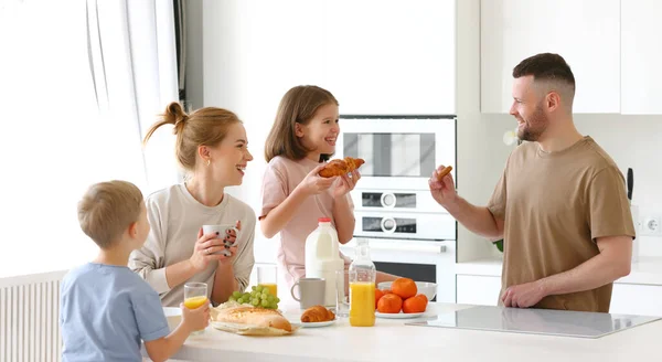 Joven Feliz Hermosa Familia Desayunando Juntos Casa Padre Madre Dos — Foto de Stock