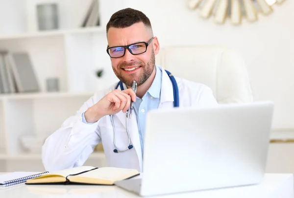 Médico Masculino Amigável Alegre Vestindo Casaco Branco Com Estetoscópio Nos — Fotografia de Stock