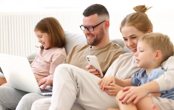 Jonge Gelukkige Familie Ouders Met Twee Kinderen Die Moderne Technologieën — Stockfoto