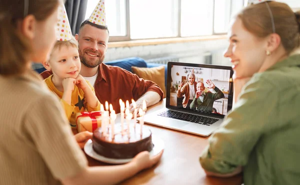 Pareja Mayor Positiva Abuelos Con Sombreros Fiesta Felicitando Niña Línea — Foto de Stock