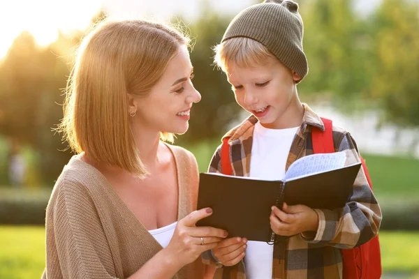 Junge Glückliche Familienmutter Und Sohn Schulkind Stehen Einem Sonnigen Herbsttag — Stockfoto