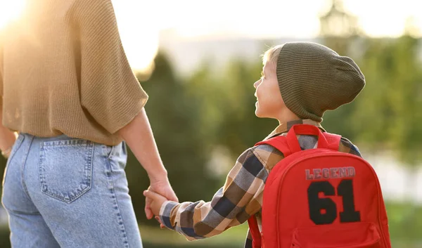 Achteraanzicht Van Moeder Zoontje Schooljongen Met Rugzak Hand Hand Samen — Stockfoto