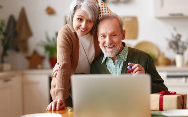 Couple Âgé Positif Mari Femme Dans Les Chapeaux Fête Agitant — Photo