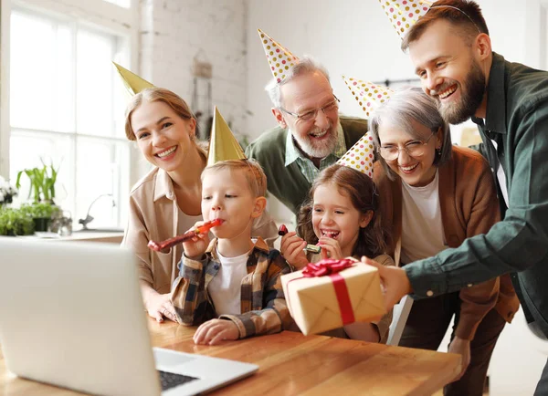 Feliz Familia Grande Padres Jóvenes Abuelos Dos Niños Celebrando Cumpleaños —  Fotos de Stock