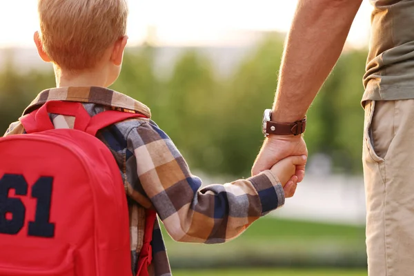 Vue Arrière Écolier Petit Fils Avec Sac Dos Tenant Main — Photo