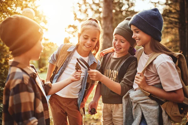 Group Curious Happy School Kids Casual Clothes Backpacks Exploring Nature — Stock Photo, Image