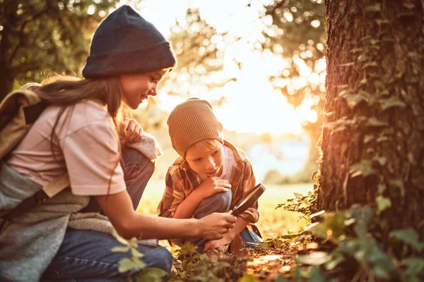 Zwei Kleine Jungen Und Mädchen Warmen Hüten Mit Rucksäcken Betrachten — Stockfoto