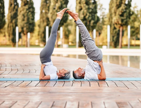 Sportief Seniorenpaar Staat Ondersteboven Schouderstand Poseren Met Hun Tenen Raken — Stockfoto