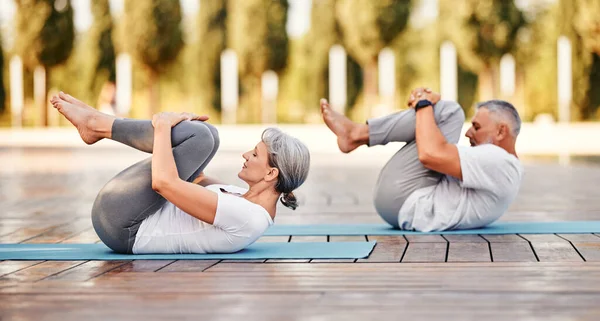 Actieve Volwassen Familie Man Vrouw Doen Yoga Oefening Liggend Mat — Stockfoto