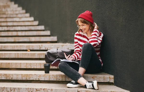 Menina Estudante Sorridente Roupa Elegante Senta Escada Concreto Fora Com — Fotografia de Stock