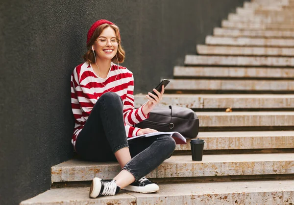 Pleasant Millennial Student Meisje Bril Met Ogen Dicht Luisteren Favoriete — Stockfoto