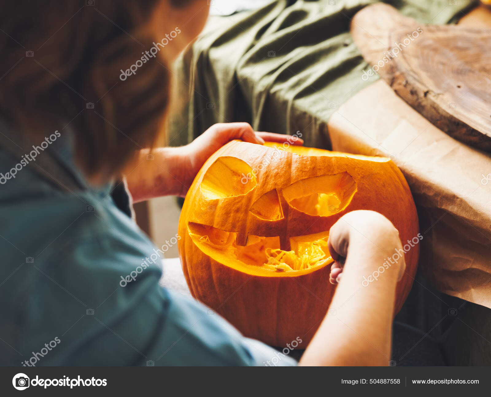 cara assustadora em um fundo laranja para o halloween. lanterna