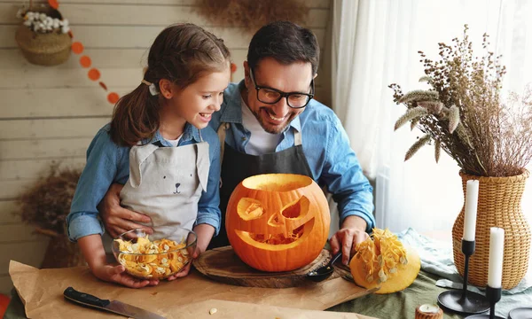 Smiling Father Showing His Little Daughter How Carve Pumpkin Spooky — Stock Photo, Image