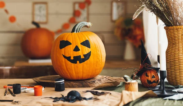 Feliz Halloween Calabaza Naranja Tallada Con Rostro Espeluznante Dibujado Pie —  Fotos de Stock