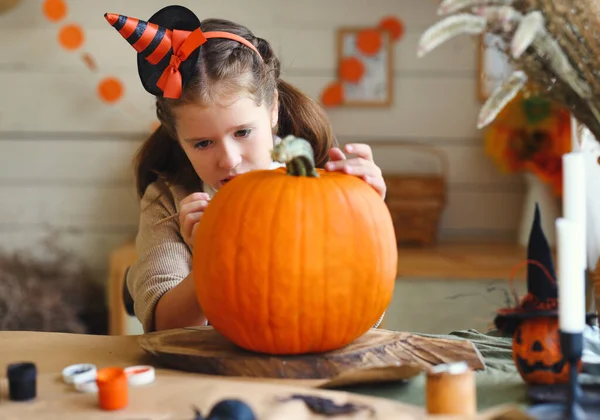 Cute Happy Little Girl Preparing Halloween Painting Drawing Scary Face — Stock Photo, Image