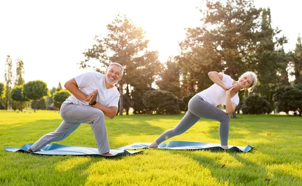 Aktive Reife Männer Und Frauen Machen Partner Yoga Übungen Stehen — Stockfoto