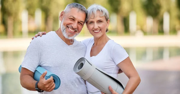 Parkta Durmuş Spor Paspaslarıyla Gülümseyen Yaşlı Bir Çift Olgun Bir — Stok fotoğraf