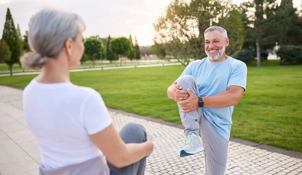 Glückliche Ältere Familien Die Gemeinsam Draußen Sport Treiben Gesunde Senioren — Stockfoto